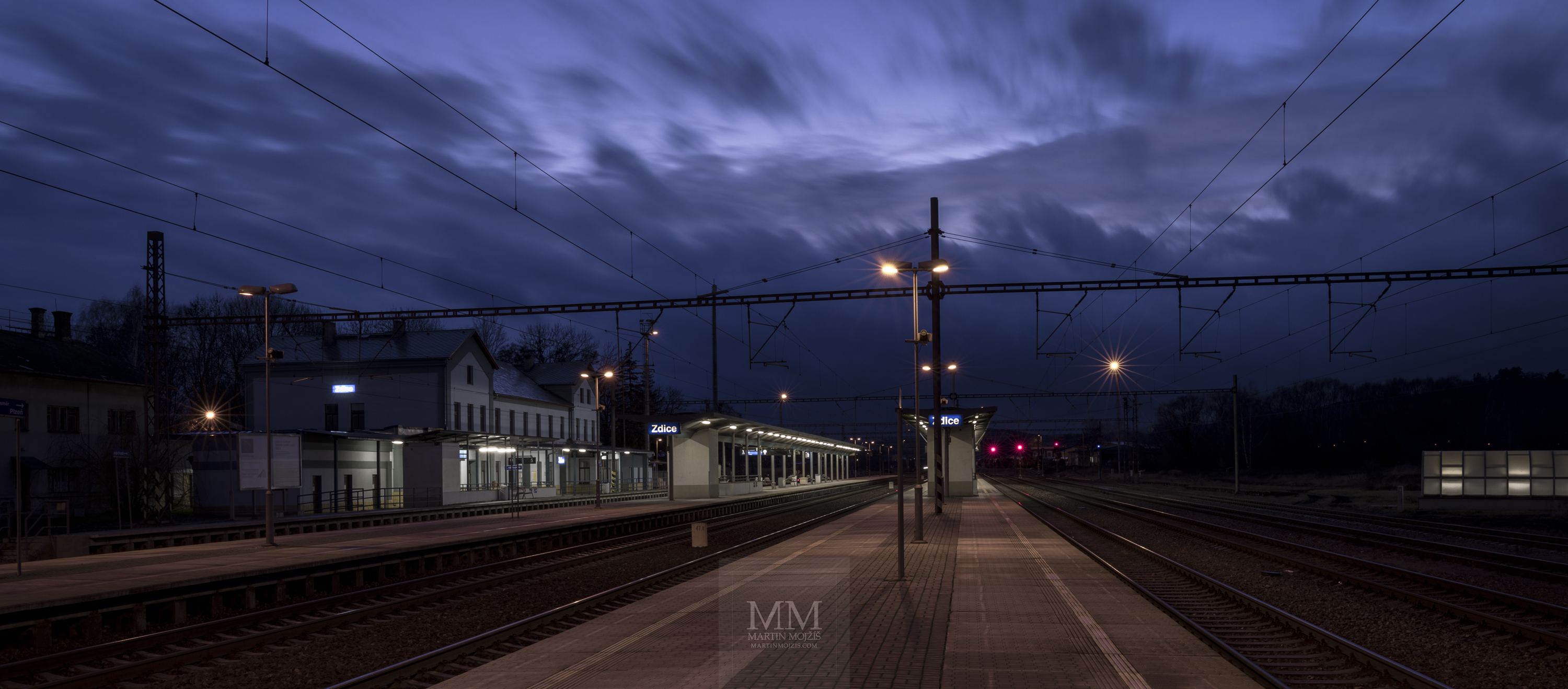 Photograph of railway station at twilight, created with Canon RF 28 – 70 mm 1 : 2 L USM.